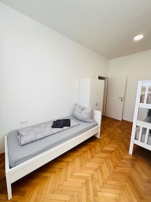 3 bedrooms, desk, iron/ironing board, WiFi