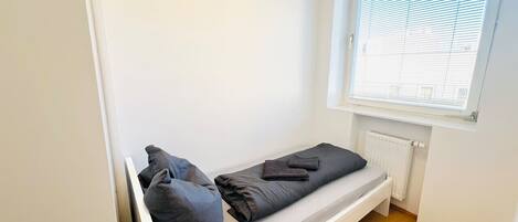 3 bedrooms, desk, iron/ironing board, WiFi