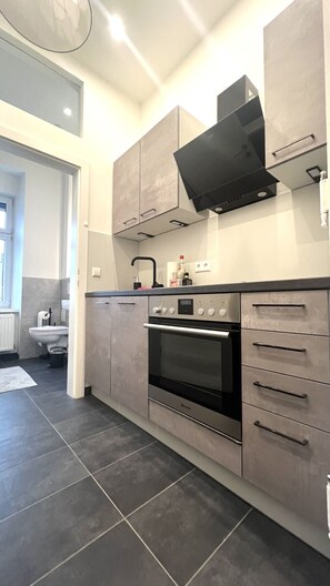 Frigorífico, microondas, horno y placa de cocina