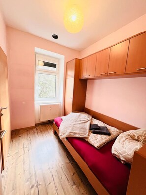 2 makuuhuonetta, silitysrauta/-lauta, ilmainen Wi-Fi, vuodevaatteet