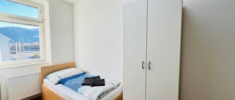 3 habitaciones, escritorio, tabla de planchar con plancha y wifi