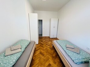 3 habitaciones, escritorio, tabla de planchar con plancha y wifi 