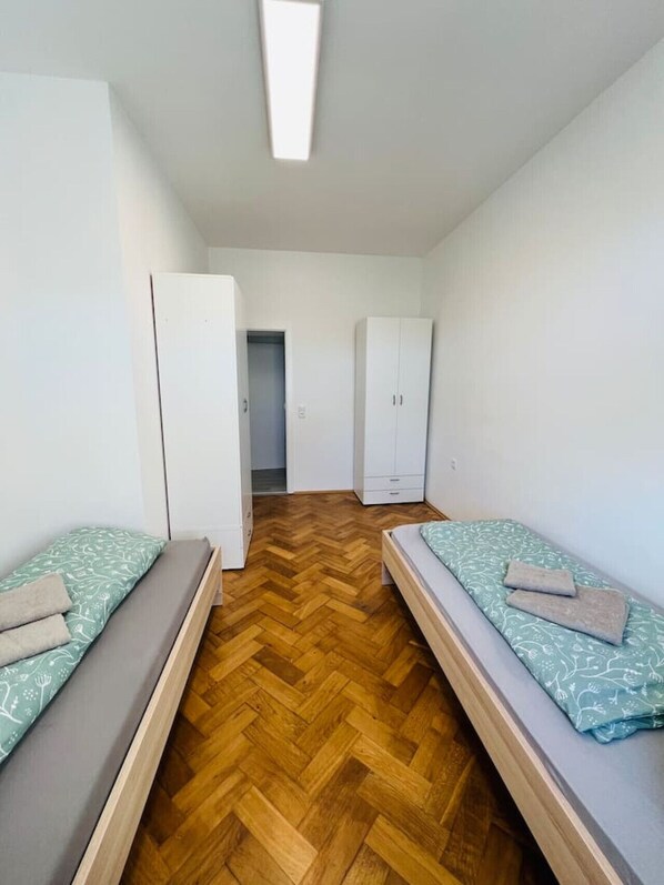 Desk, iron/ironing board, WiFi, bed sheets
