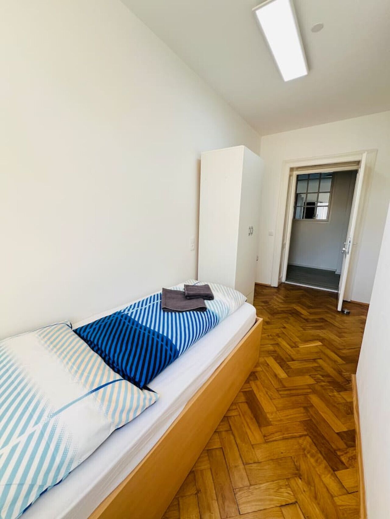 3 habitaciones, escritorio, tabla de planchar con plancha y wifi 