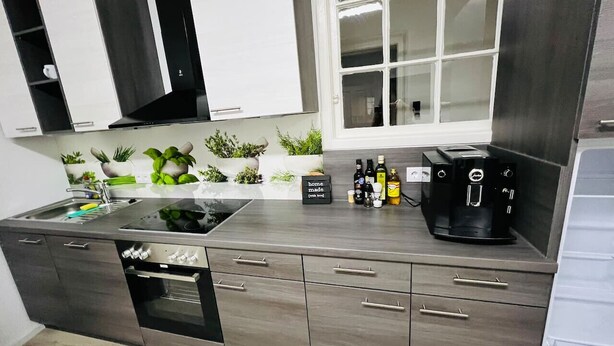 A modern kitchen with a built-in oven, a coffee maker, and a sign that says "home made." - Leoben Apartment Top 6 (Leitendorf)