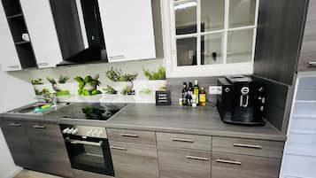 Kühlschrank, Mikrowelle, Ofen, Herdplatte