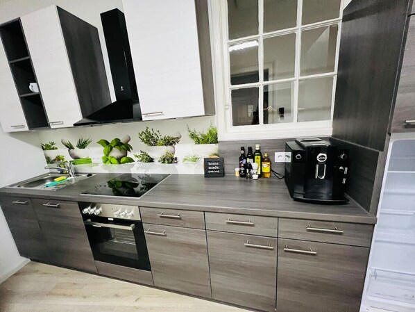 Réfrigérateur, micro-ondes, four, plaque de cuisson