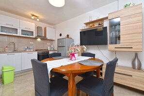 Fridge, oven, stovetop, dishwasher