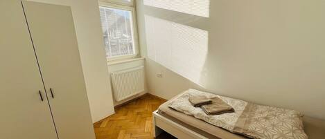 3 bedrooms, desk, iron/ironing board, WiFi