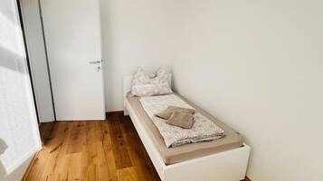 3 bedrooms, desk, iron/ironing board, WiFi