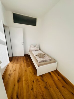 3 bedrooms, desk, iron/ironing board, WiFi