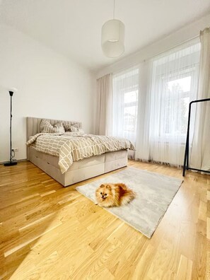 2 slaapkamers, een bureau, een strijkplank/strijkijzer, gratis wifi