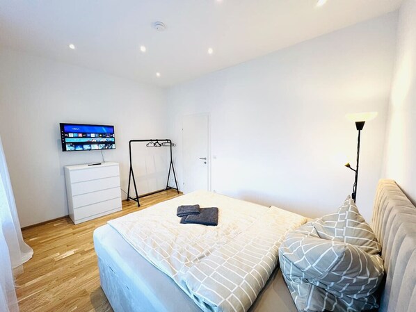 2 bedrooms, desk, iron/ironing board, WiFi