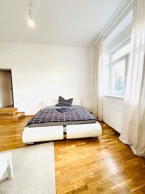 2 bedrooms, desk, iron/ironing board, WiFi