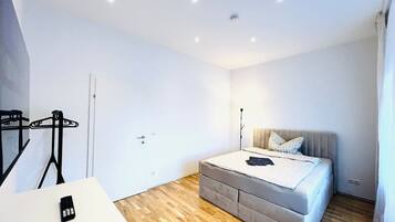 2 bedrooms, desk, iron/ironing board, WiFi