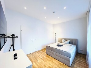 Bureau, fer et planche à repasser, Wi-Fi, draps fournis