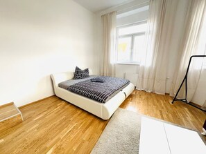 2 slaapkamers, een bureau, een strijkplank/strijkijzer, wifi
