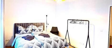 2 bedrooms, desk, iron/ironing board, WiFi