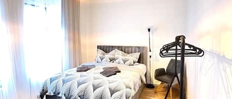 2 bedrooms, desk, iron/ironing board, WiFi