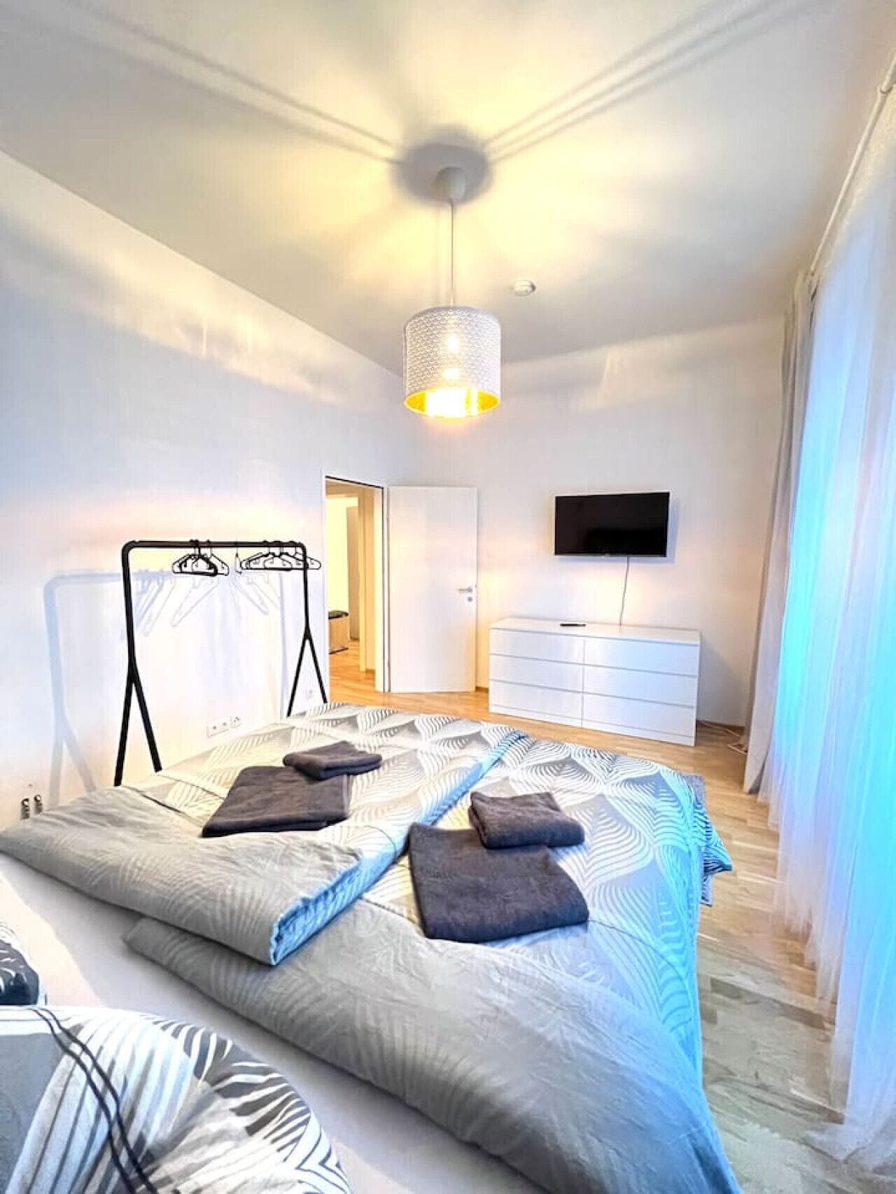 2 slaapkamers, een bureau, een strijkplank/strijkijzer, wifi