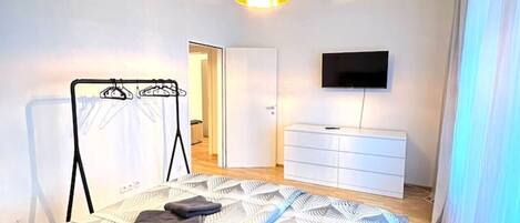 2 bedrooms, desk, iron/ironing board, WiFi