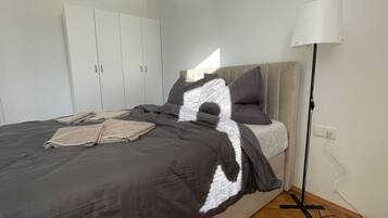 10 Schlafzimmer, Schreibtisch, Bügeleisen/Bügelbrett, WLAN