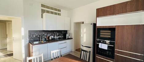 Réfrigérateur, micro-ondes, plaque de cuisson, lave-vaisselle