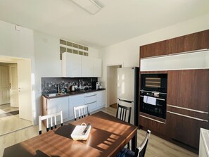 Refrigerador, microondas, placa de cocina, lavavajillas