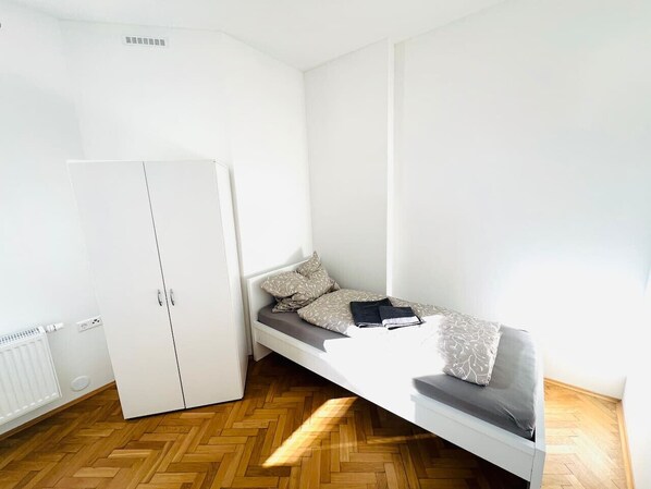 4 bedrooms, desk, iron/ironing board, WiFi