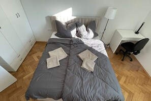 Desk, iron/ironing board, WiFi, bed sheets