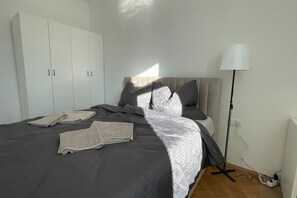 4 slaapkamers, een bureau, een strijkplank/strijkijzer, wifi
