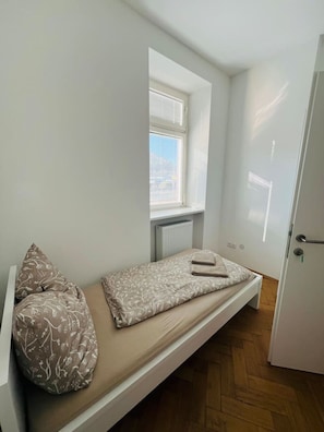 4 bedrooms, desk, iron/ironing board, WiFi