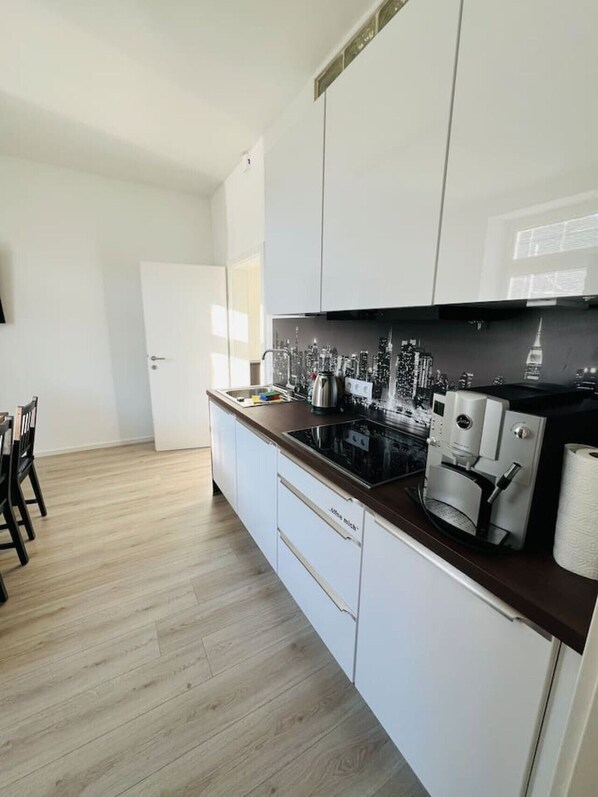 Fridge, microwave, stovetop, dishwasher