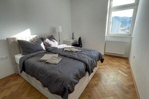 4 Schlafzimmer, Schreibtisch, Bügeleisen/Bügelbrett, WLAN