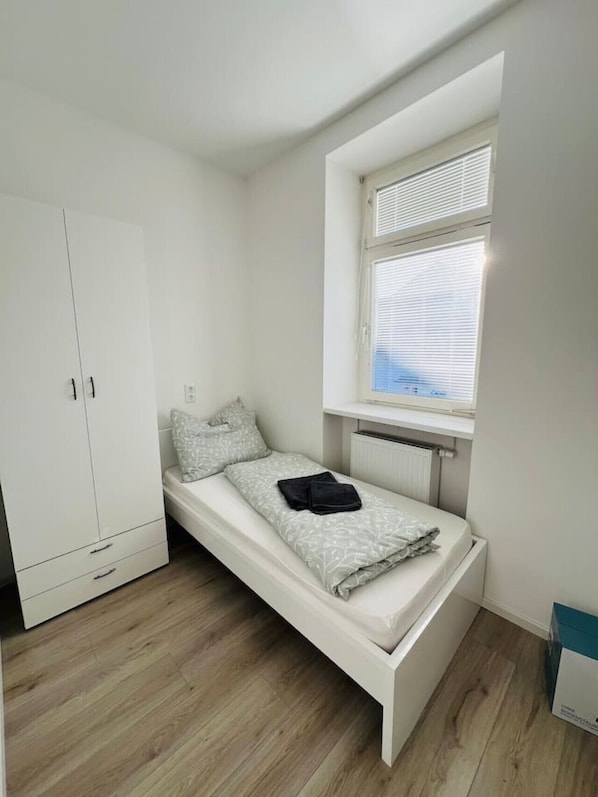 4 bedrooms, desk, iron/ironing board, WiFi