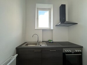 Réfrigérateur, micro-ondes, plaque de cuisson, lave-vaisselle