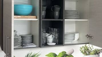 Kühlschrank, Mikrowelle, Herdplatte, Geschirrspüler