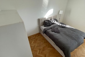 Desk, iron/ironing board, WiFi, bed sheets