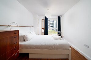 1 bedroom, iron/ironing board, Internet - Modern Angel Flat with Balcony (London)