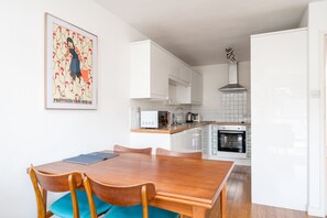 Fridge, microwave, oven, dishwasher - Modern Angel Flat with Balcony (London)