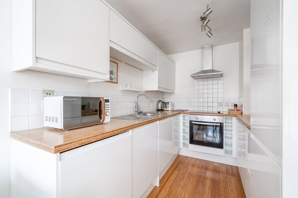 Kühlschrank, Mikrowelle, Ofen, Geschirrspüler