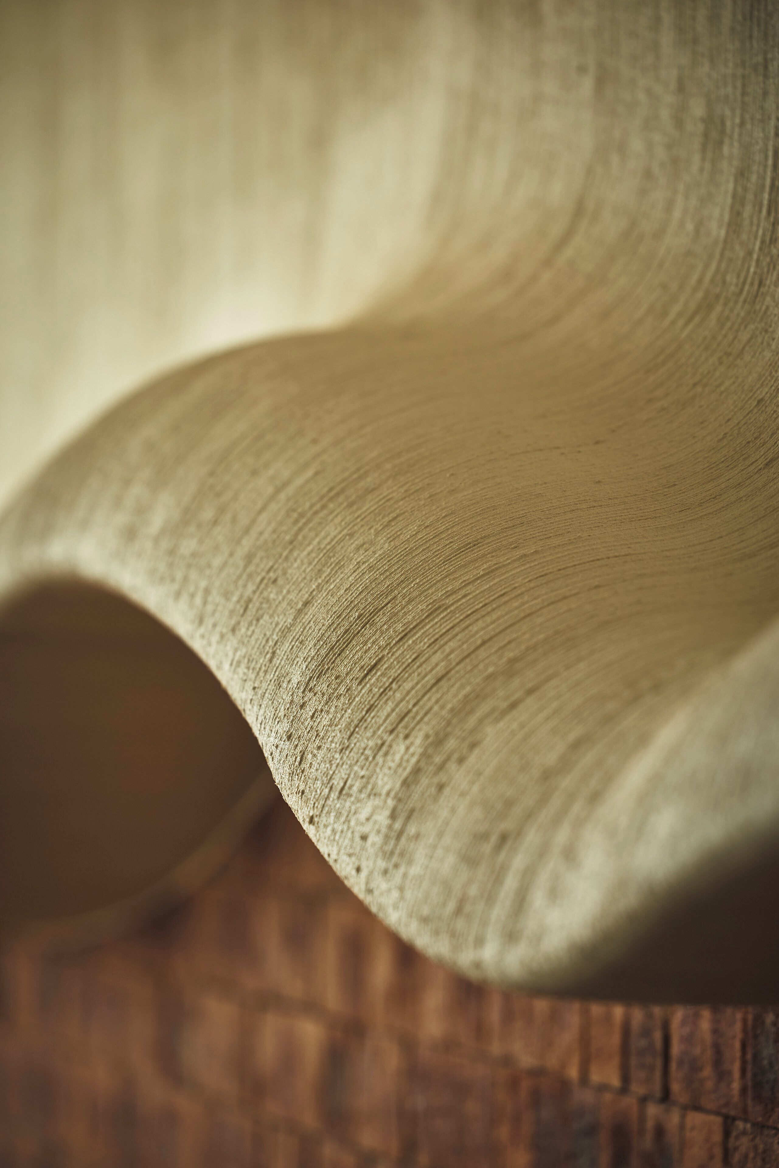 Un gros plan d’un tissu à la texture ondulée.