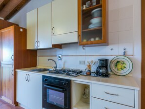 Jääkaappi, astianpesukone, keittoastiat/astiat/ruokailuvälineet