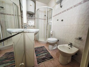 Shower, hair dryer, bidet, towels - View of 2 historic towers • Lucca • 2 guests (Lucca)