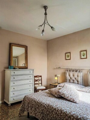1 bedroom, bed sheets - View of 2 historic towers • Lucca • 2 guests (Lucca)