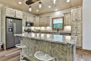 Kjøleskap, ovn, kokeplater og oppvaskmaskin