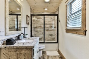 Shower, hair dryer, towels - Mountaintown Retreat| Ellijay, GA (Ellijay)
