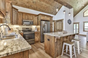 Fridge, microwave, oven, stovetop - Mountaintown Chalet | Ellijay, GA (Ellijay)