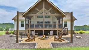 A modern house with a large porch, outdoor seating, and a fire pit. - Mountaintown Chalet | Ellijay, GA (Ellijay)