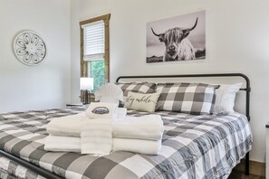 3 bedrooms, iron/ironing board, free WiFi, bed sheets - Mountaintown Chalet | Ellijay, GA (Ellijay)